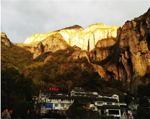 雁荡灵峰现“金山”.jpg